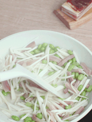 下茭白絲、青豆翻炒。