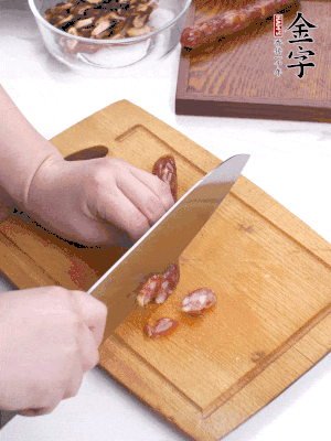 干香菇泡發(fā)切片，金字香腸切片，春筍切大粒。