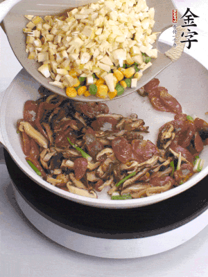 鍋里熱油，爆香蔥白，下香腸片炒至微微出油，加時蔬粒、香菇粒、春筍粒翻炒均勻。