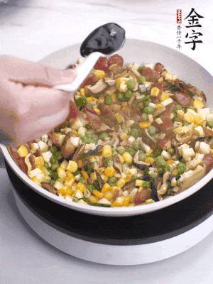 加2勺生抽、1勺蠔油、半勺老抽調味。