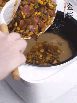 鋪在洗好的大米上，加清水，與食材持平。