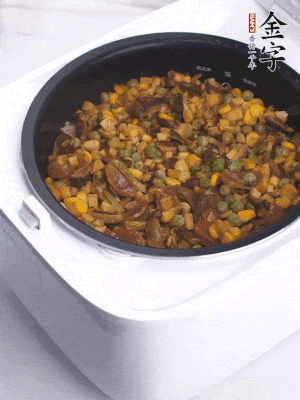 電飯煲按煮飯鍵，出鍋撒蔥花。