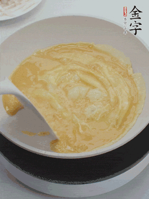 2個雞蛋炒散。