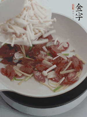 放白玉菇、青紅辣椒、雞蛋。