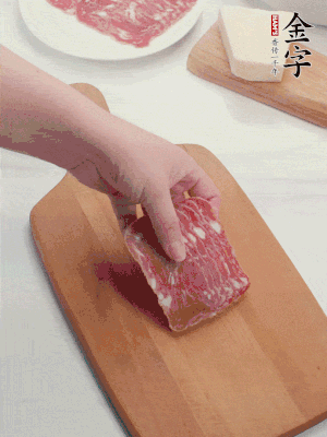 金字培根火腿改刀切小片；白洋蔥切??；新鮮豌豆剝殼。