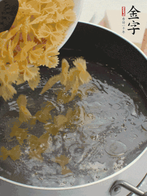 蝴蝶面加橄欖油煮熟；豌豆焯水30秒。