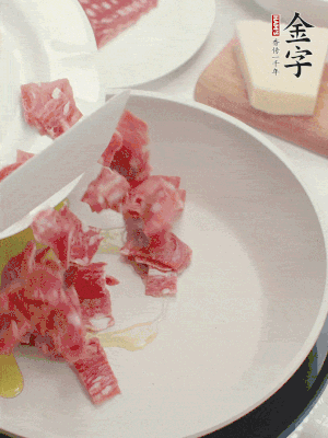 橄欖油煸香金字培根火腿。依次下豌豆、蝴蝶面、洋蔥。