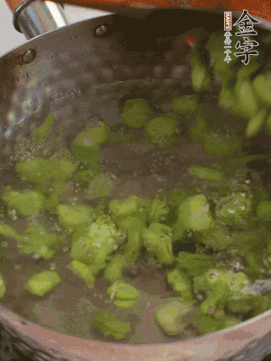 鍋中水沸，放一撮鹽，下蠶豆豆瓣焯3分鐘，下百合，3秒撈出，一起撈出瀝水。