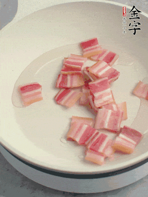 鍋中少許油，金字淡咸肉煸香。