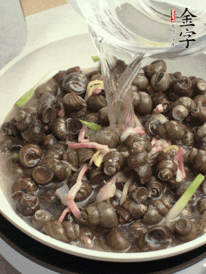 倒處理干凈的螺螄翻炒，加3勺料酒。加清水蓋過螺螄，中火蓋蓋煮5分鐘。