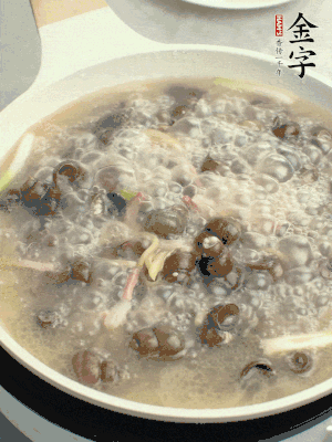 放辣椒，加一點(diǎn)鹽、糖，大火翻炒。