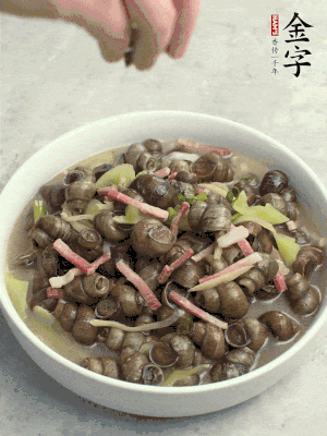 出鍋，撒點(diǎn)蔥花。