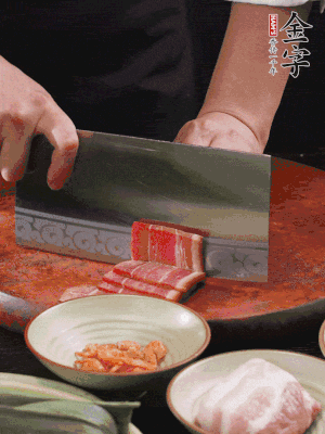 金字火腿上方切薄片，鮮五花肉切薄片。