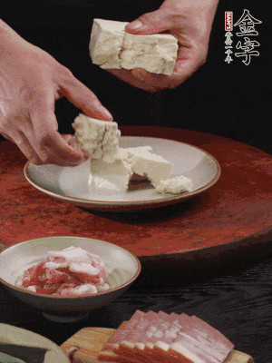 一塊老豆腐掰成大塊。