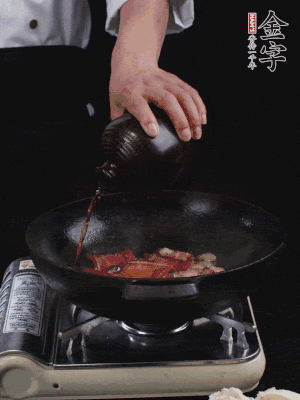 再下火腿片，淋少許黃酒添香。