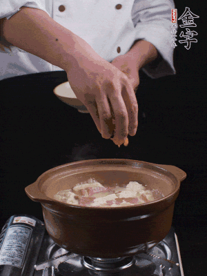 下蝦仁干，煮5分鐘。撒蒜葉，煮1分鐘。