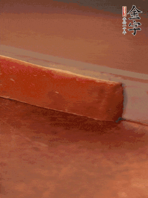 金字火腿上方去皮切薄片。