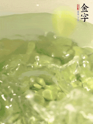 新鮮蠶豆熱水焯水30秒，然后浸入涼水。