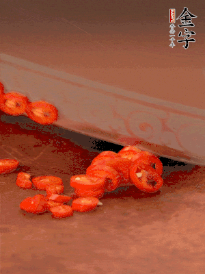 小米辣切圈，大蒜切片。