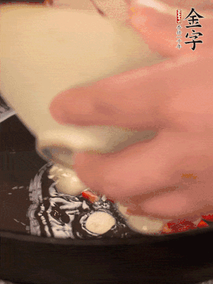 豬油潤鍋，下辣椒、大蒜、火腿片煸香。