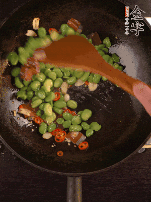 再下蠶豆煸炒，加1勺料酒調(diào)味。