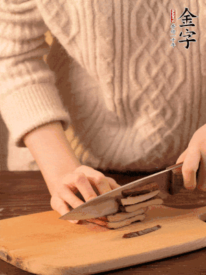 金字淡咸肉、香干分別切丁。