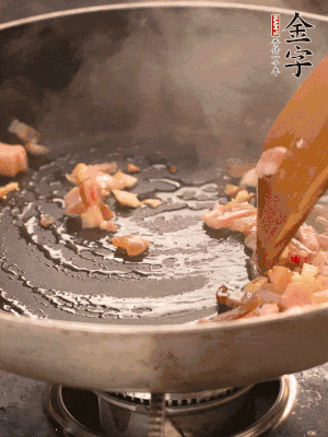 熱油爆香大蒜粒，煸香咸肉丁，淋一勺黃酒調(diào)味。