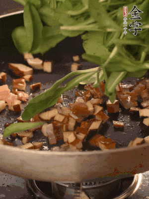 再放香干煸炒，最后放馬蘭頭翻炒至變軟。