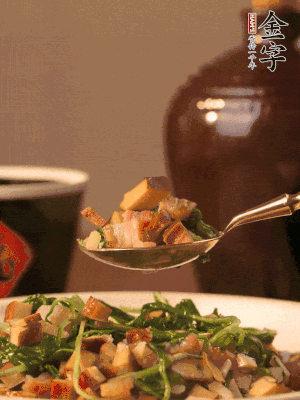 出鍋前嘗味，味淡加點(diǎn)鹽。