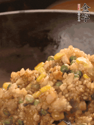 再下糯米，1勺蠔油、2勺生抽調(diào)味翻炒均勻。