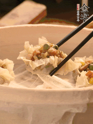 包好的燒賣放在蒸籠上，水開后蒸8分鐘左右。