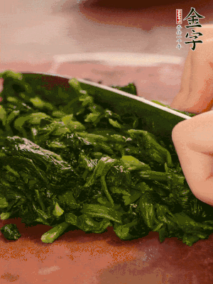 洗凈的菠菜加鹽焯水，撈出晾涼后攥干切碎。胡蘿卜切細(xì)絲。金字烤腸切園片。