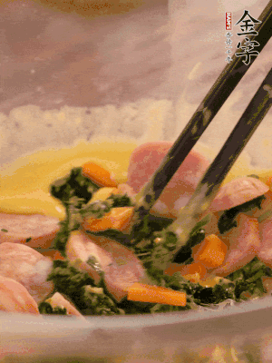 雞蛋、面粉、玉米油攪拌到無顆粒狀態(tài)。再加入菠菜、胡蘿卜、烤腸。少許鹽調(diào)味。