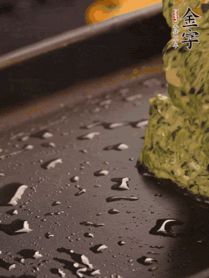 熱鍋擦一下油，下面糊攤平。