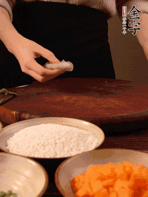 胡蘿卜去皮切丁。蝦仁切小塊。糯米提前浸泡半天。