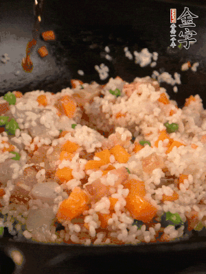 加入糯米翻炒均勻。最后加入蝦仁，用1勺料酒、1勺生抽、1/2勺鹽調(diào)味。