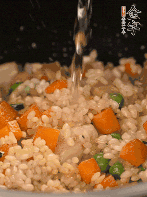 把食材轉(zhuǎn)移到電飯鍋中，倒入點清水，正常煮飯。