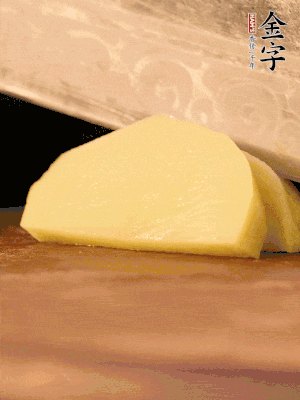 土豆去皮切丁。水開后，放入鍋中煮2-3分鐘，撈出瀝干水分。