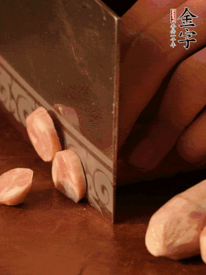 金字烤腸切圓片。