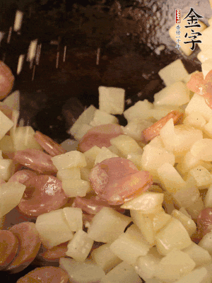 再放烤腸片煎熟。撒點鹽、孜然粉、辣椒面。