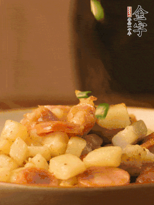 翻炒均勻，撒上蔥花后即可。