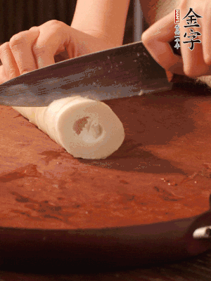 春筍去殼切滾刀塊，焯水備用。