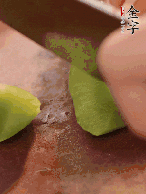 萵筍切滾刀塊。