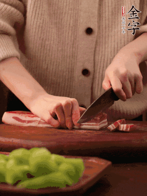 金字淡咸肉切片，冷水入鍋，加姜片、料酒略焯水。同步，五花肉切塊焯水。