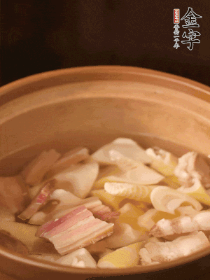 春筍、咸肉、咸肉一起入砂鍋，加姜片、料酒、清水大火煮沸到湯色變白。轉(zhuǎn)小火慢篤半小時。