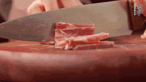 200g金字淡咸肉、100g冬筍、100g香干分別切細(xì)丁。