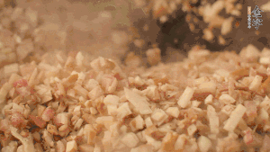 鍋中熱油，依次下食材翻炒，加2勺料酒、少許胡椒粉調(diào)味，撒蔥花攪拌均勻。