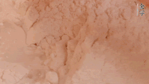 糯米粉中加入溫水，反復(fù)揉成團(tuán)。