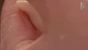 取一小團(tuán)面，用掌心搓成小球狀，從小球中心捏窩，放入餡料，封口后，留出小尾巴。