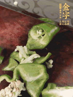 辣椒洗凈斜切成段，蒜切片。